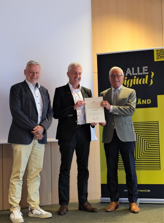 BM Stoll erhält den Zuwendungsbescheid von Innenminister Strobl